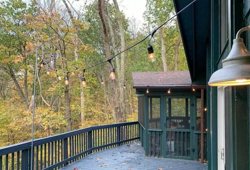 Mid Century Modern Cabin: Mountain & Natural Views