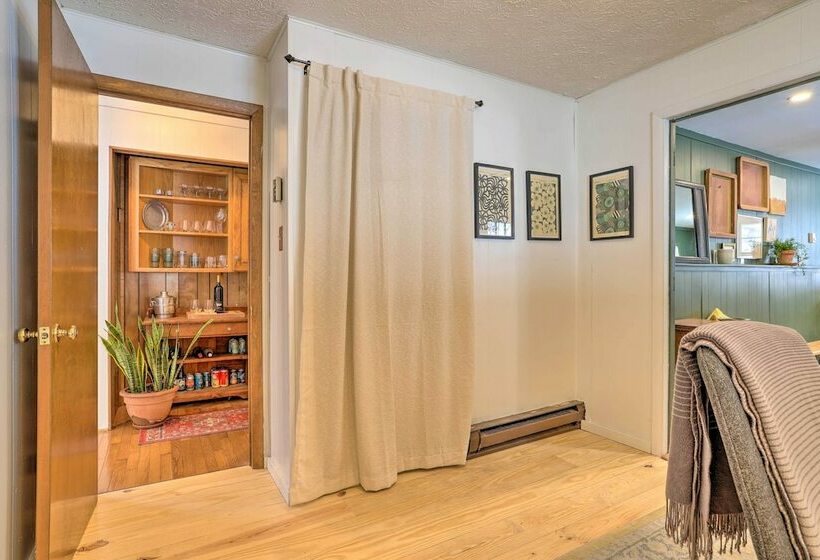 Mid Century Modern Cabin: Mountain & Natural Views