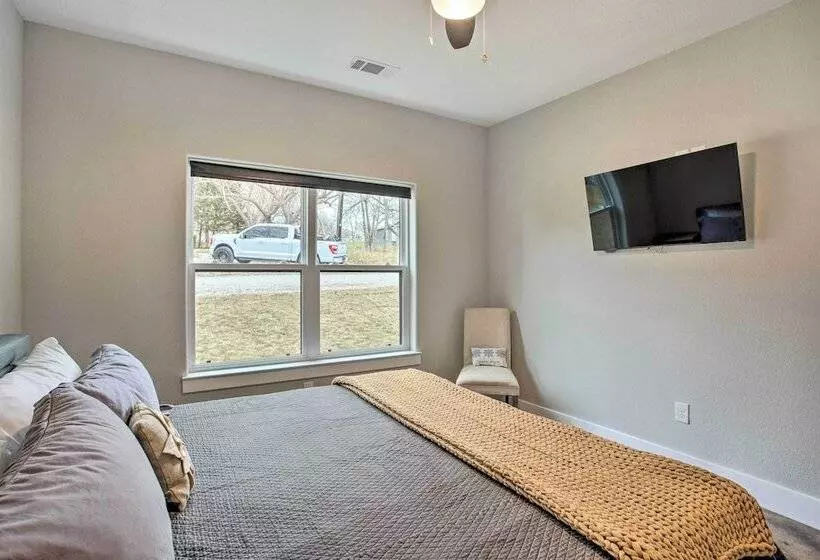 Modern Pottsboro Home   Close To Lake Texoma!