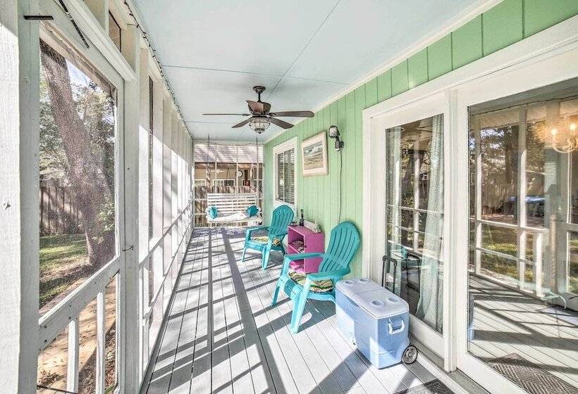 Oak Island Home W/ Yard < 1 Mi To The Beach!