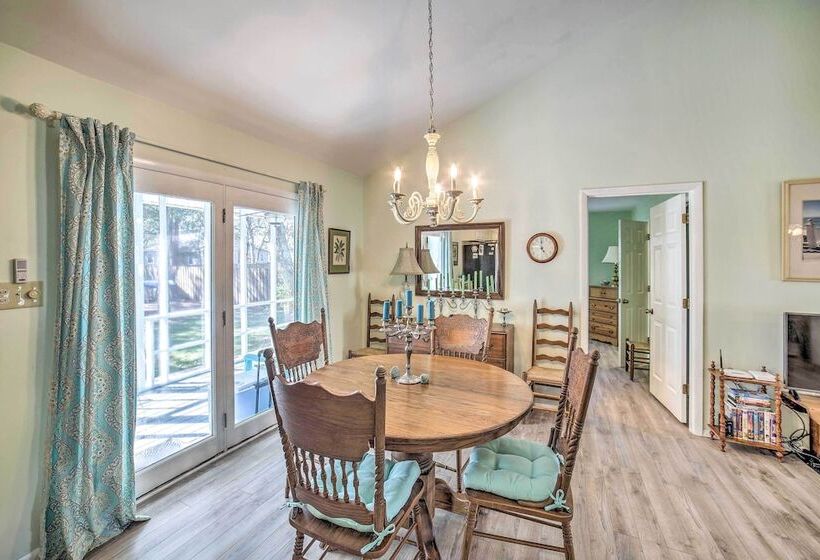 Oak Island Home W/ Yard < 1 Mi To The Beach!