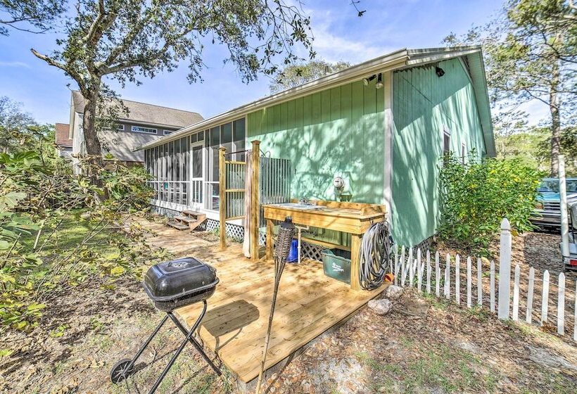 Oak Island Home W/ Yard < 1 Mi To The Beach!