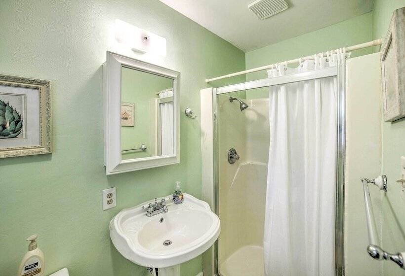 Oak Island Home W/ Yard < 1 Mi To The Beach!