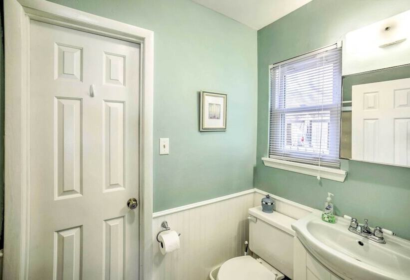 Oak Island Home W/ Yard < 1 Mi To The Beach!