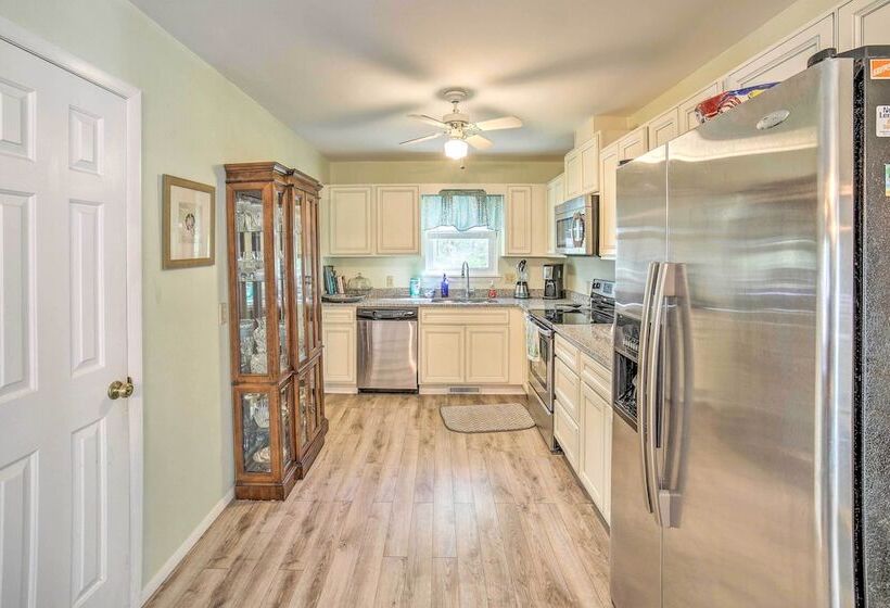 Oak Island Home W/ Yard < 1 Mi To The Beach!