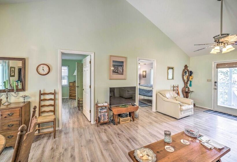 Oak Island Home W/ Yard < 1 Mi To The Beach!