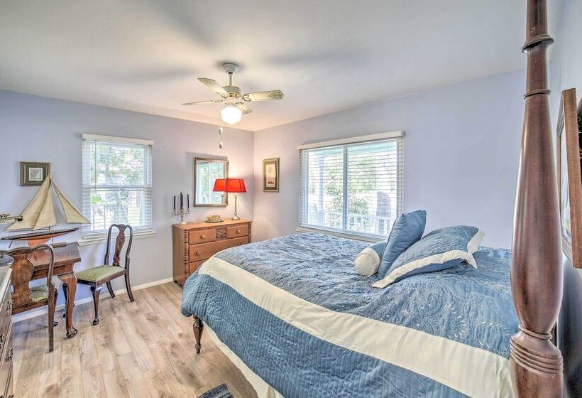 Oak Island Home W/ Yard < 1 Mi To The Beach!