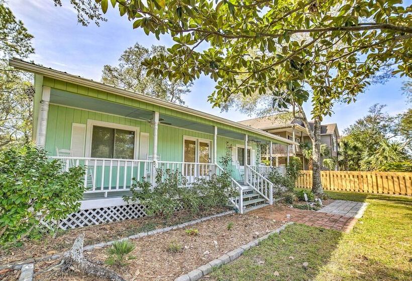 Oak Island Home W/ Yard < 1 Mi To The Beach!