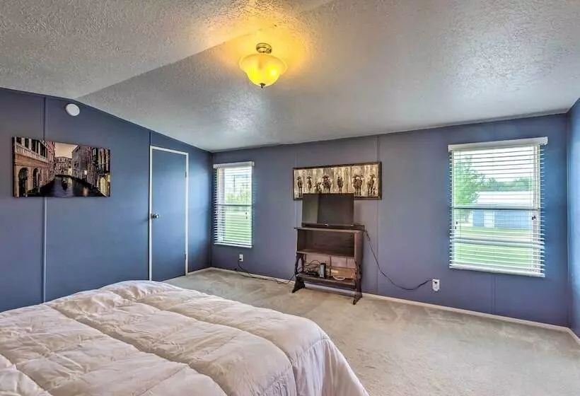 Peaceful Mi Home On 1 Acre: Pets Welcome!