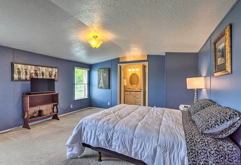 Peaceful Mi Home On 1 Acre: Pets Welcome!