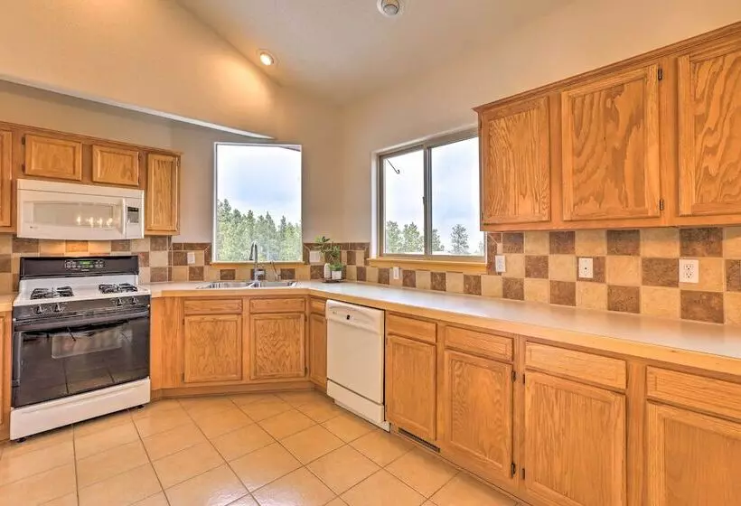 Secluded Retreat W/ Mountain Views In Evergreen