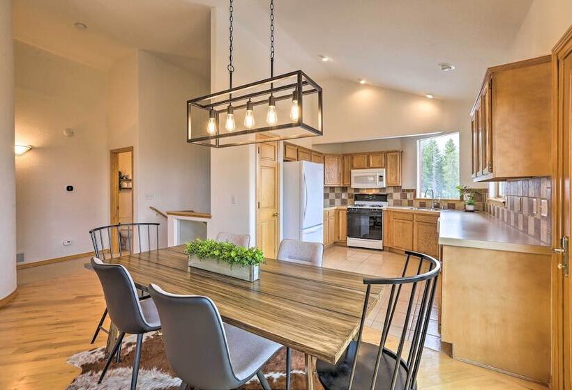 Secluded Retreat W/ Mountain Views In Evergreen