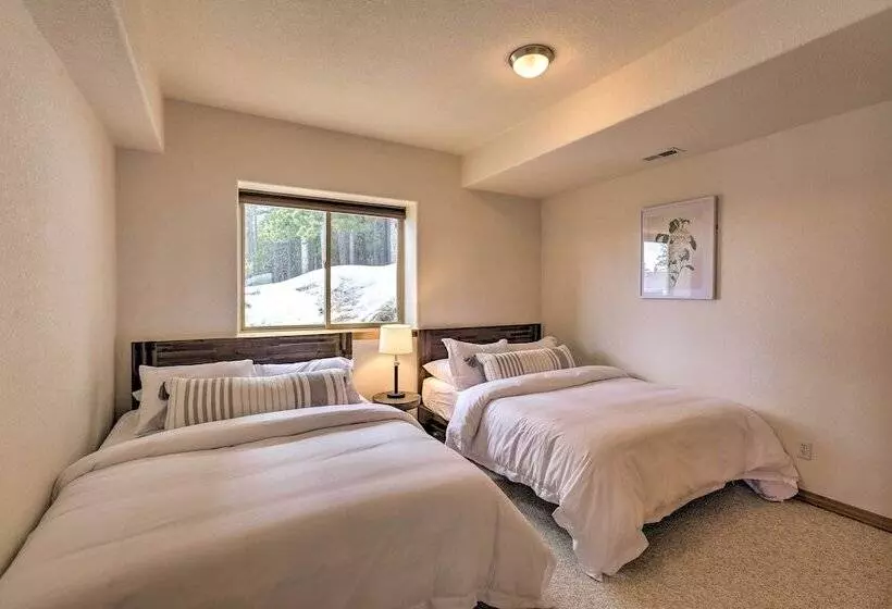 Secluded Retreat W/ Mountain Views In Evergreen
