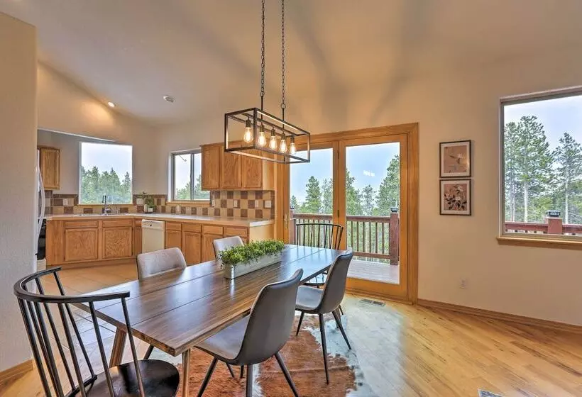 Secluded Retreat W/ Mountain Views In Evergreen