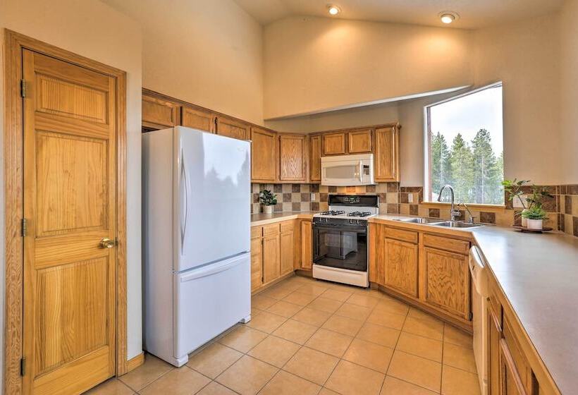 Secluded Retreat W/ Mountain Views In Evergreen