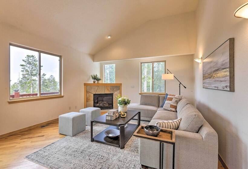 Secluded Retreat W/ Mountain Views In Evergreen
