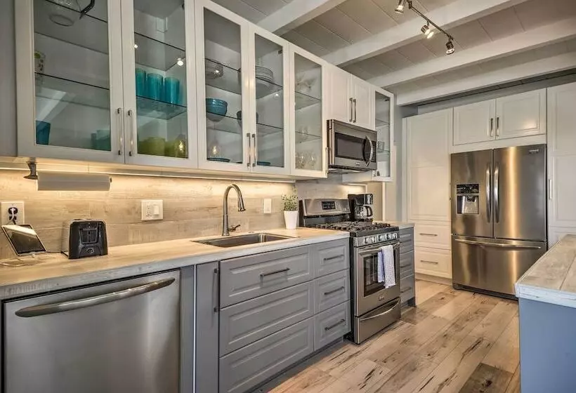 Remodeled Ventura Beach Home With Yard & Fire Pit!