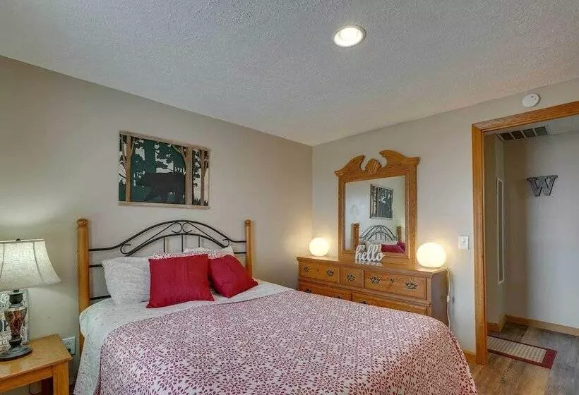 Snowed Inn  Cozy Winterplace Ski In/ski Out Cabin