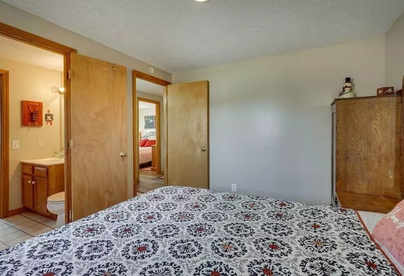 Snowed Inn  Cozy Winterplace Ski In/ski Out Cabin