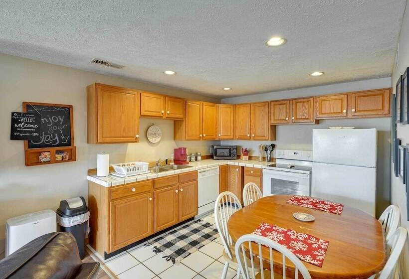 Snowed Inn  Cozy Winterplace Ski In/ski Out Cabin