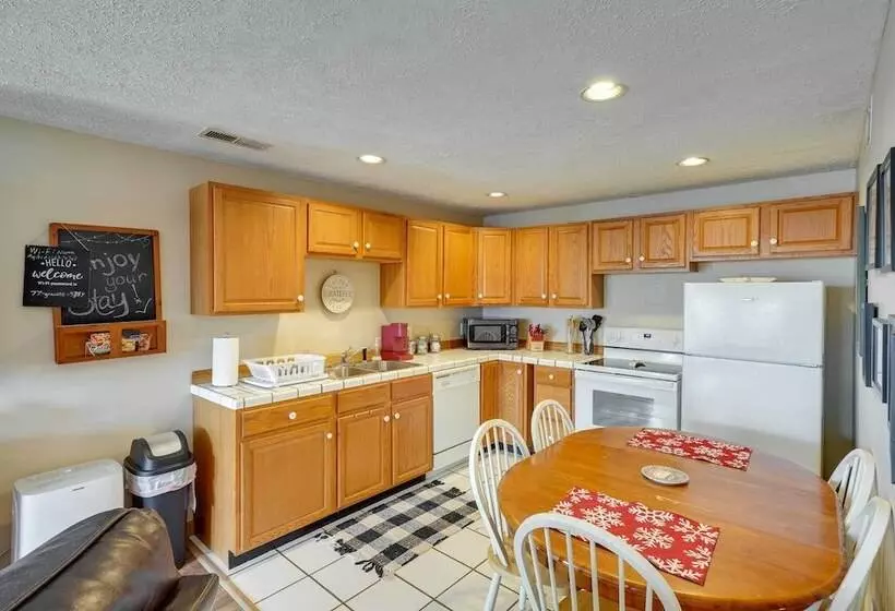 Snowed Inn  Cozy Winterplace Ski In/ski Out Cabin