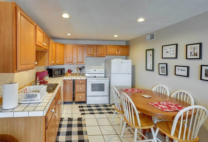 Snowed Inn  Cozy Winterplace Ski In/ski Out Cabin