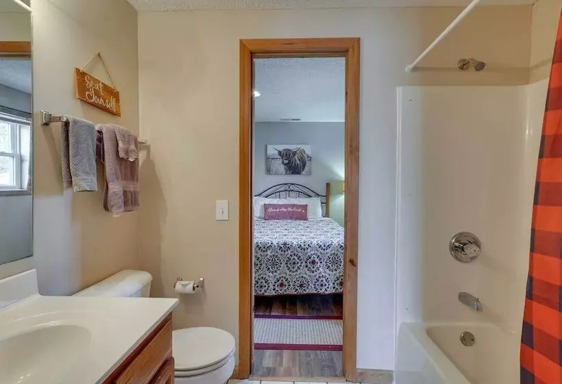 Snowed Inn  Cozy Winterplace Ski In/ski Out Cabin