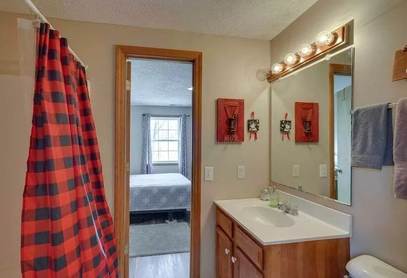 Snowed Inn  Cozy Winterplace Ski In/ski Out Cabin