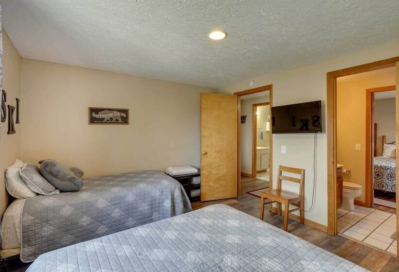 Snowed Inn  Cozy Winterplace Ski In/ski Out Cabin