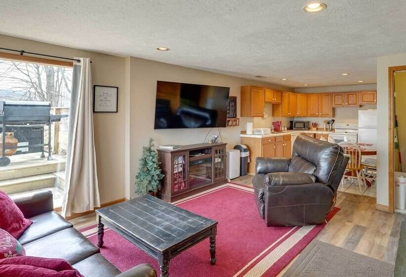 Snowed Inn  Cozy Winterplace Ski In/ski Out Cabin