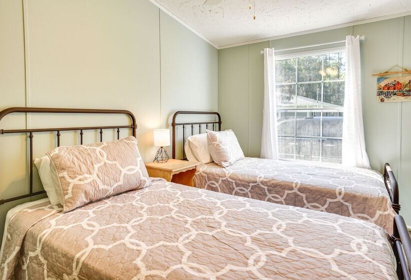 Supply Cottage W/ Deck < 2 Mi To The Beach!