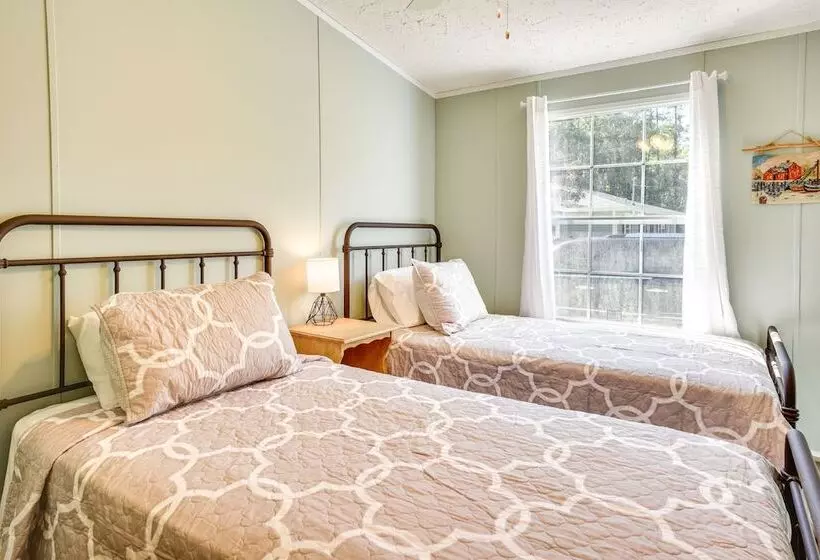 Supply Cottage W/ Deck < 2 Mi To The Beach!