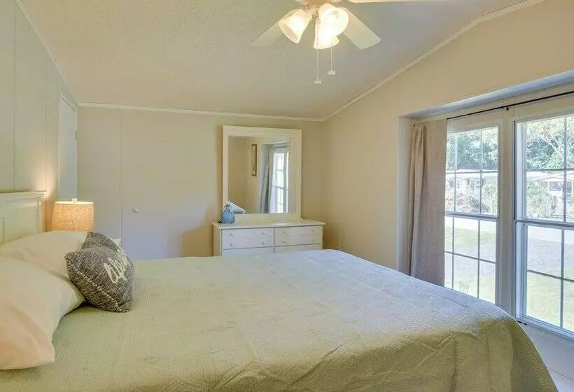 Supply Cottage W/ Deck < 2 Mi To The Beach!