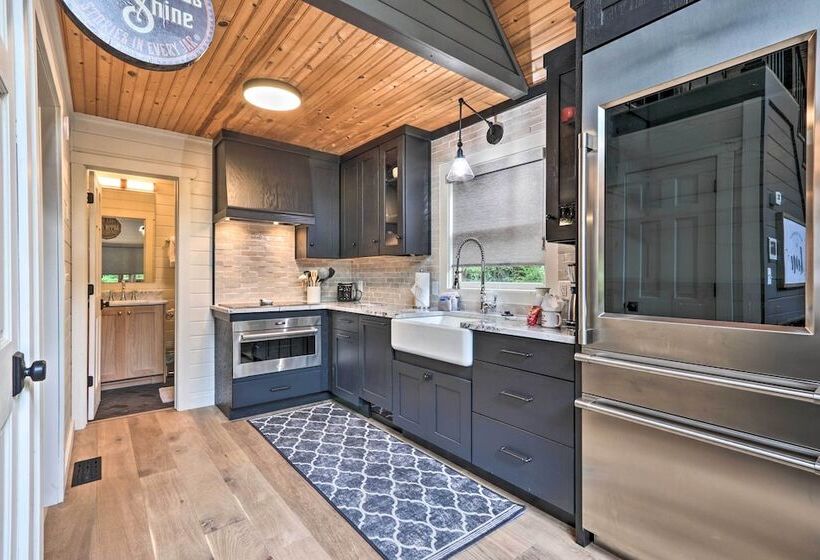 The Moonshine Cabin: Hot Tub, 3 Mi To Dollywood