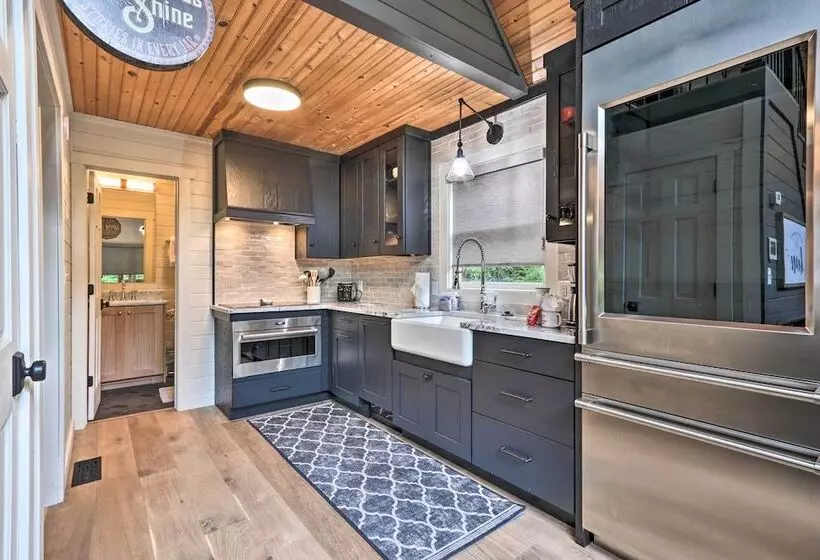 The Moonshine  Cabin: Hot Tub, 3 Mi To Dollywood