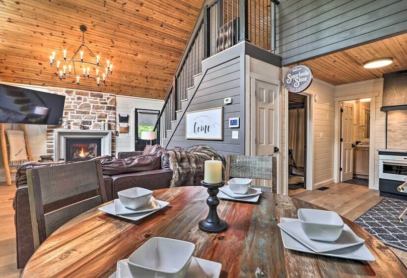 The Moonshine  Cabin: Hot Tub, 3 Mi To Dollywood