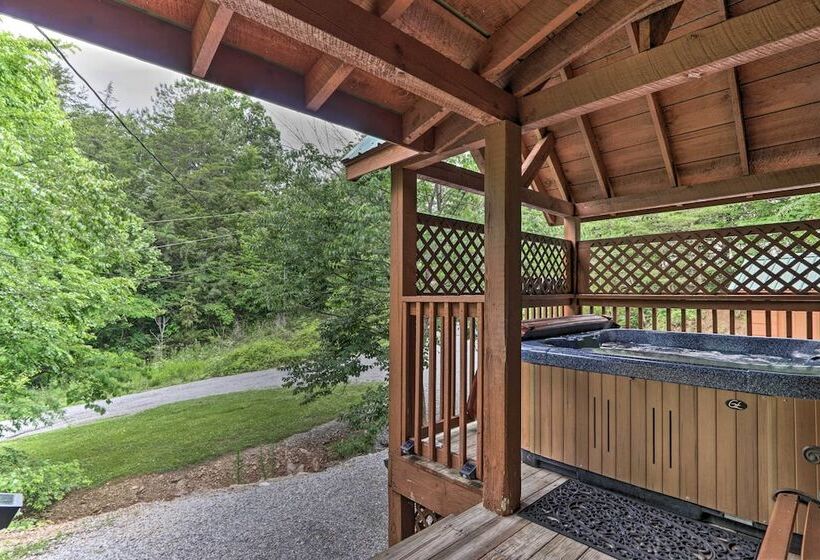 The Moonshine Cabin: Hot Tub, 3 Mi To Dollywood