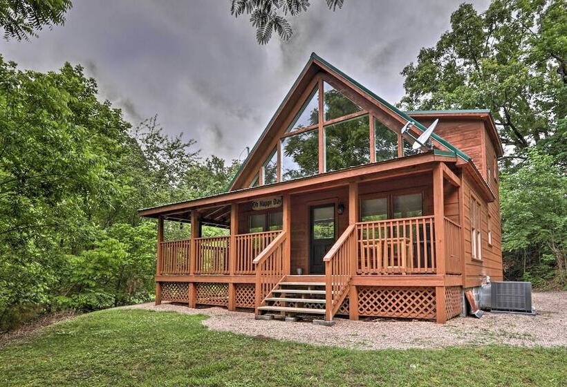 The Moonshine Cabin: Hot Tub, 3 Mi To Dollywood