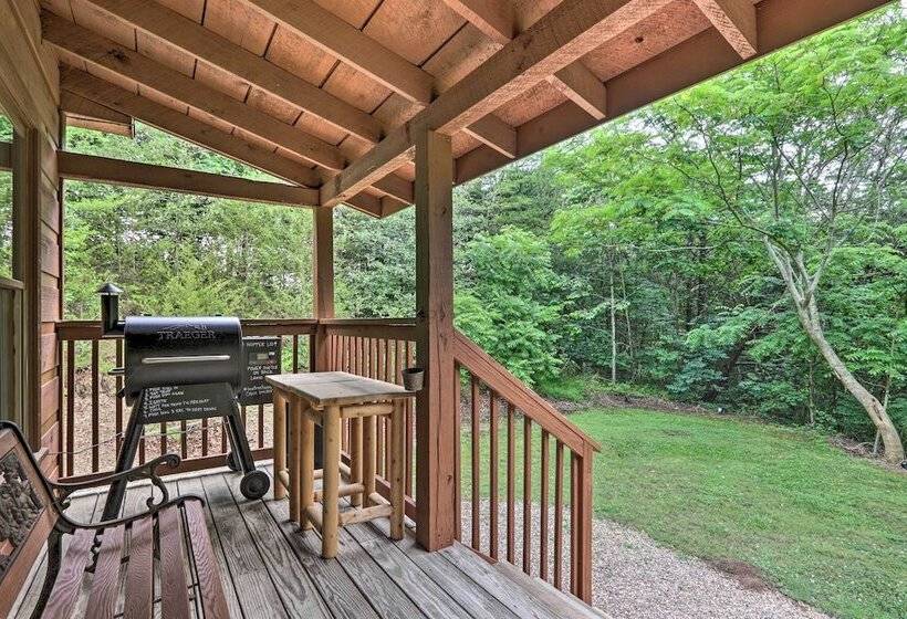 The Moonshine Cabin: Hot Tub, 3 Mi To Dollywood