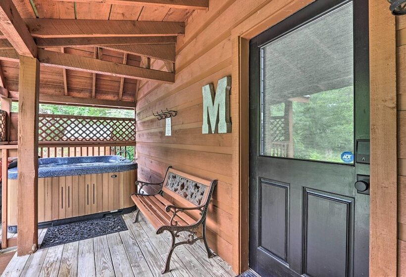 The Moonshine Cabin: Hot Tub, 3 Mi To Dollywood