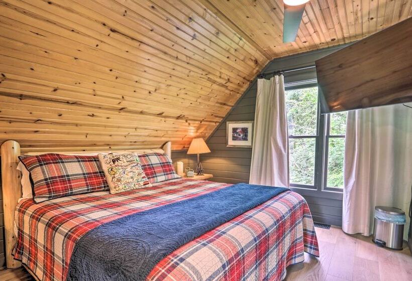 The Moonshine Cabin: Hot Tub, 3 Mi To Dollywood