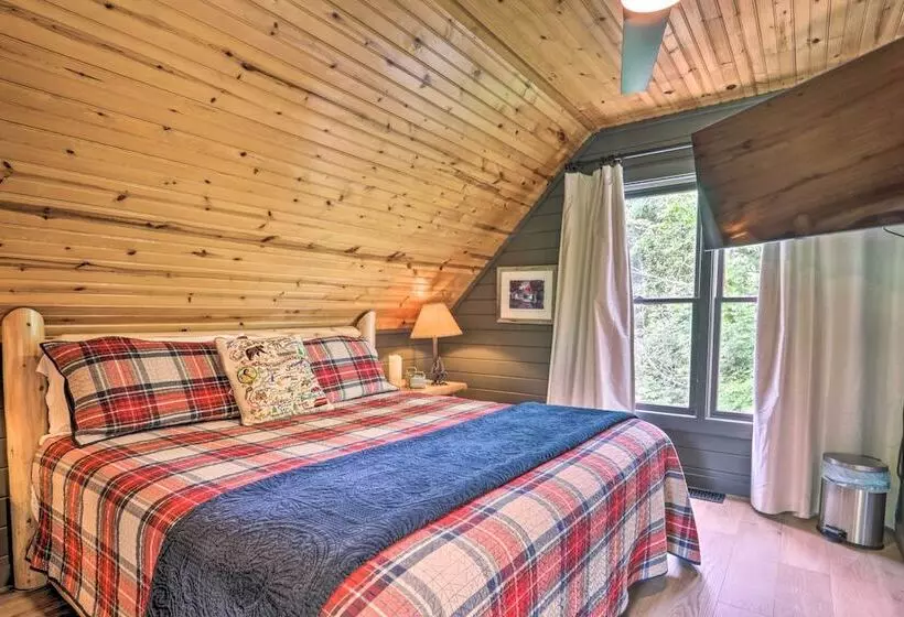 The Moonshine  Cabin: Hot Tub, 3 Mi To Dollywood