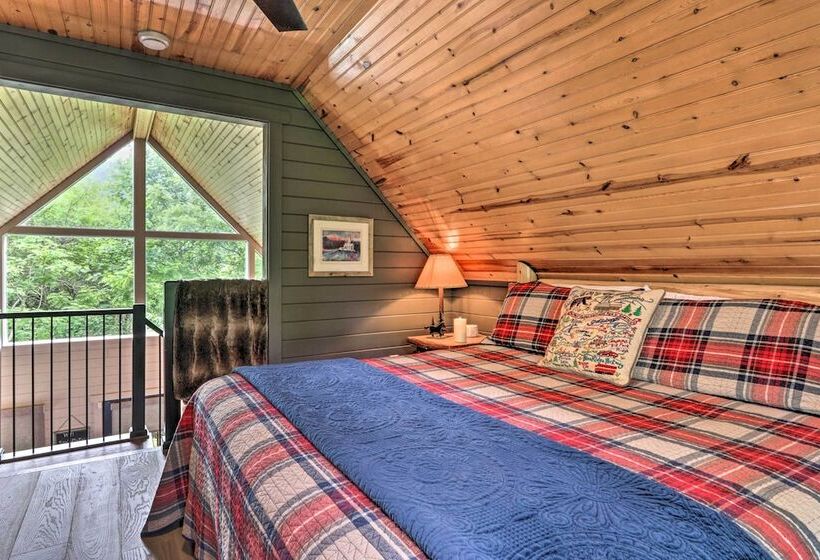 The Moonshine Cabin: Hot Tub, 3 Mi To Dollywood