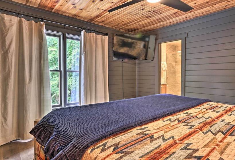 The Moonshine Cabin: Hot Tub, 3 Mi To Dollywood