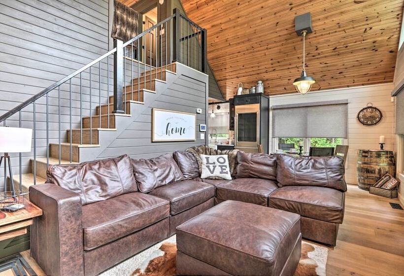 The Moonshine  Cabin: Hot Tub, 3 Mi To Dollywood