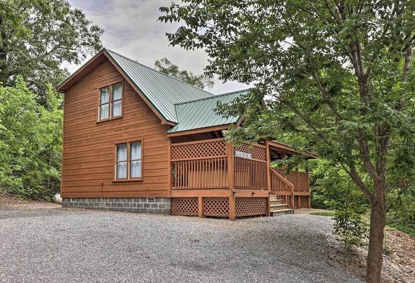 The Moonshine Cabin: Hot Tub, 3 Mi To Dollywood