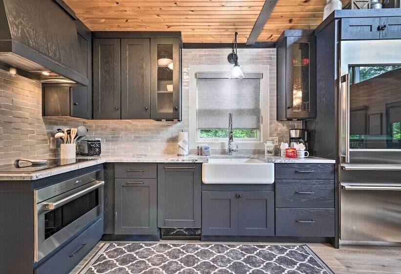 The Moonshine Cabin: Hot Tub, 3 Mi To Dollywood