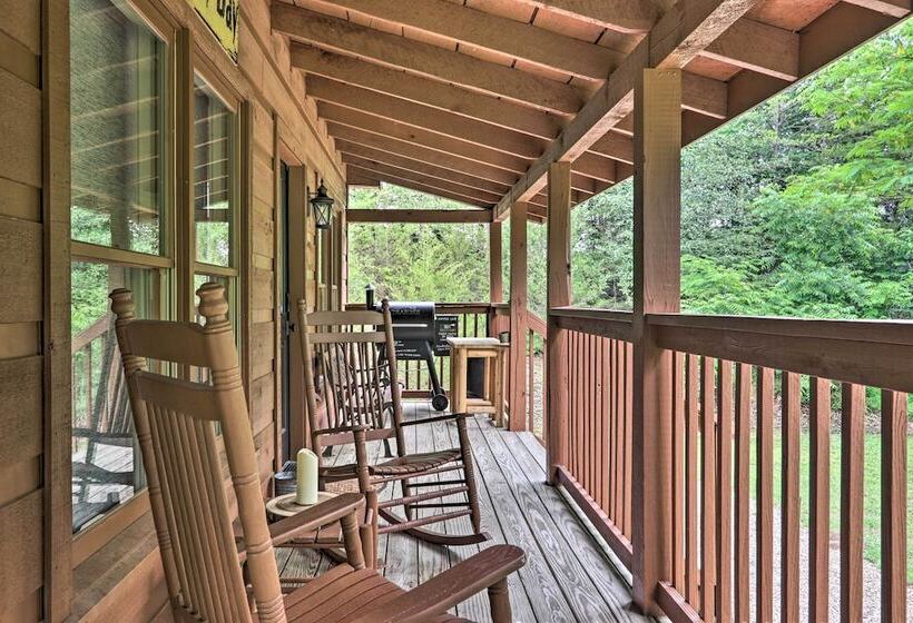 The Moonshine Cabin: Hot Tub, 3 Mi To Dollywood