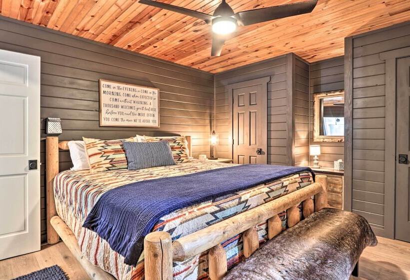 The Moonshine  Cabin: Hot Tub, 3 Mi To Dollywood