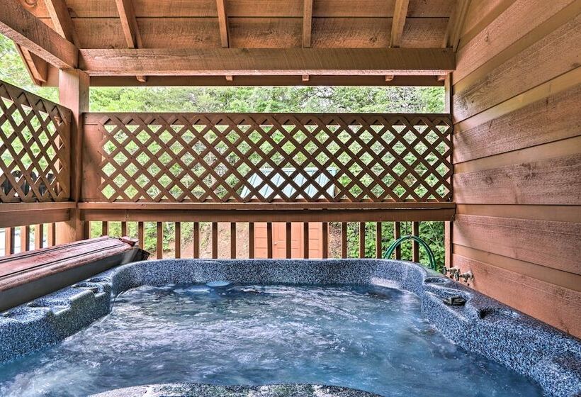 The Moonshine Cabin: Hot Tub, 3 Mi To Dollywood